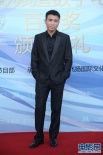 李乃文身著黑色西裝亮相紅毯 談笑風(fēng)生自信滿滿