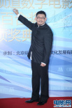 姜武戴黑框眼鏡變文藝男 亮相紅毯簽名笑容委婉