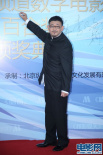 姜武戴黑框眼鏡變文藝男 亮相紅毯簽名笑容委婉