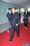 高明身著中山裝步上紅毯 精神飽滿盡顯非凡氣度