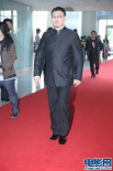 姜武戴黑框眼鏡變文藝男 亮相紅毯簽名笑容委婉