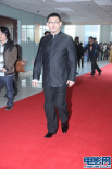 姜武戴黑框眼鏡變文藝男 亮相紅毯簽名笑容委婉