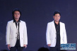 八风组合登台演唱歌曲 白色西装三人整齐划一