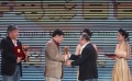 尹力上台为优秀导演颁奖 高峰、安战军导演获奖