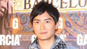 郑元畅热吻赠母亲以庆节日 直言若拍拖也不会公开