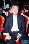 电影频道节目中心主任阎晓明与邬君梅亲切握手