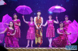 葉童登臺演唱《陽光總在風(fēng)雨后》 歌聲真摯動人