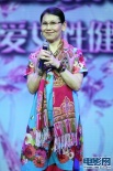 乳癌患者上臺講述親身經(jīng)歷 樂觀心態(tài)感動觀眾