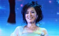 齐豫薄纱披肩登台 深情演唱经典歌曲《橄榄树》