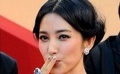 李冰冰“齿轮装”扮天鹅亮相戛纳 汤唯俏皮做鬼脸