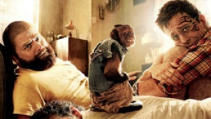 《宿醉2》首映嘉宾鬼马 泰森纹面猴子粉嫩低胸装