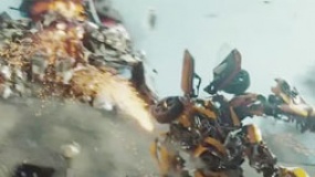 《变形金刚3》宣传片 人机合体恶战“臭虫”金刚