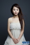 2011杨紫告别童星 白色长裙演绎最美半熟少女