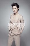李宇春拍摄全新时尚写真 摩登造型展现冷艳美