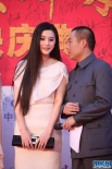 范冰冰白裙亮相玩清純 曝出演裕隆太后幾經(jīng)波折