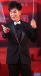 任贤齐黑白配亮相红毯 笑容谦和大显绅士风度