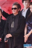 《与时尚同居》剧组 谭校长墨镜亮相酷劲十足