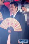 贾樟柯《hello树先生》亮相 手持折扇玩优雅