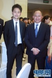 妻夫木聰現(xiàn)身上影節(jié)后臺(tái) 與吳宇森導(dǎo)演親密合照
