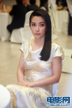 李冰冰白裙驚艷秀美背 后臺(tái)獨(dú)坐頗顯冷清