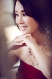 傅艺伟拍摄写真诠释唯美女人 甜美微笑显幸福