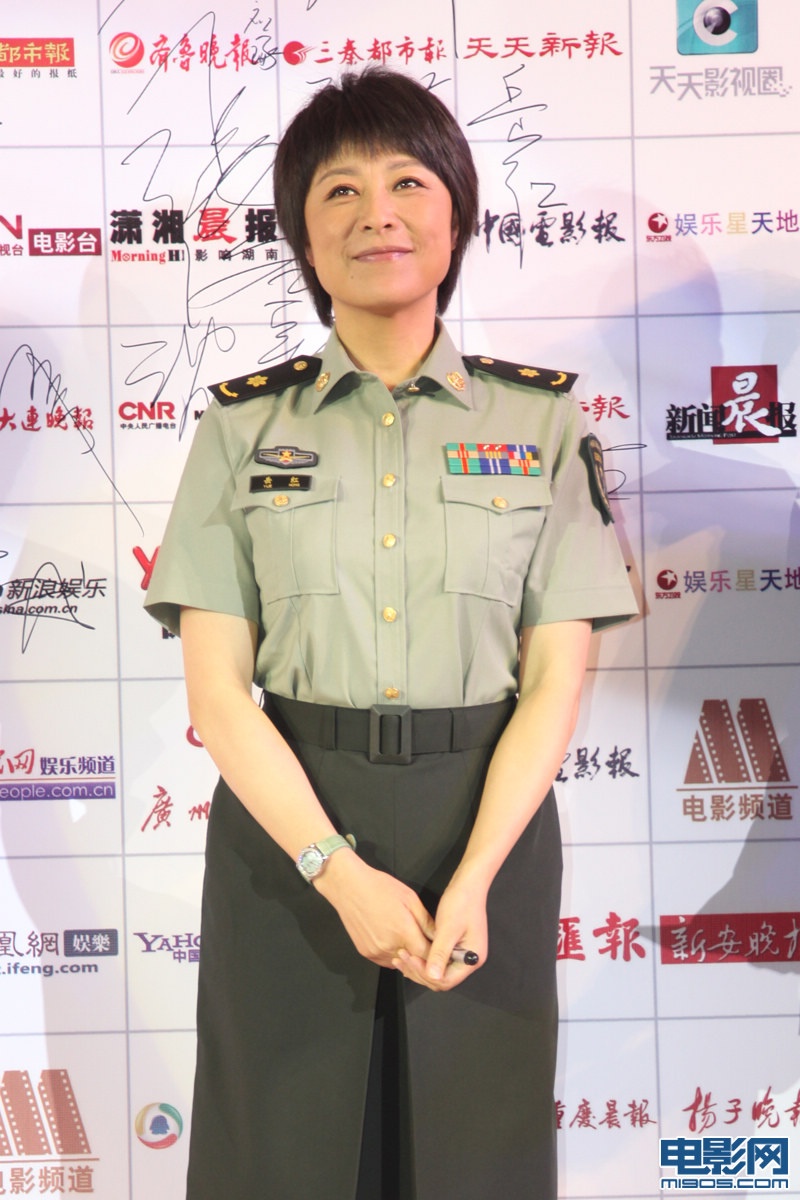 岳红军装亮相传媒大奖红毯 现场敬礼英姿飒爽 (1/2)