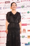 吕丽萍黑色长裙亮相传媒大奖 笑容大方气质亲和