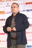 著名导演高群书亮相传媒大奖红毯 身材再次发福