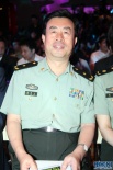 明振江一身軍裝亮相傳媒大獎(jiǎng) 盡顯軍人颯爽英姿