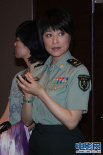 岳红一身军装亮相传媒大奖 从容大气稳重端庄