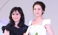 张婉婷上台为孟丽、余卯、朱琳颁发亚洲新星大奖