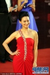 惠英红红色长裙亮相闭幕红毯 秀美背微笑挥手