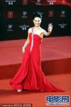 惠英红红色长裙亮相闭幕红毯 秀美背微笑挥手