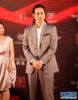 《挪威的森林》剧组亮相 松山研一条纹装显帅气