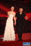 《假装情侣》剧组亮相 江一燕白色羽毛裙纯美