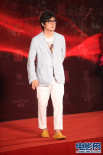 《喜乐会》宁静搭档王岳伦 黑色礼服凸显美胸