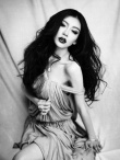 巩新亮全新黑白写真曝光 眼神迷离尽显妩媚风情