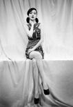 巩新亮全新黑白写真曝光 眼神迷离尽显妩媚风情