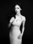 巩新亮全新黑白写真曝光 眼神迷离尽显妩媚风情