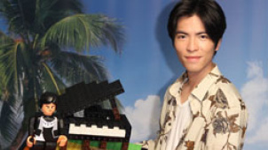萧敬腾不介意被说大头症 宣传拍照辣妹猛男齐助阵