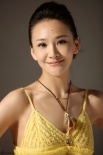付瑶明黄长裙拍摄写真 不走寻常路尽显知性美