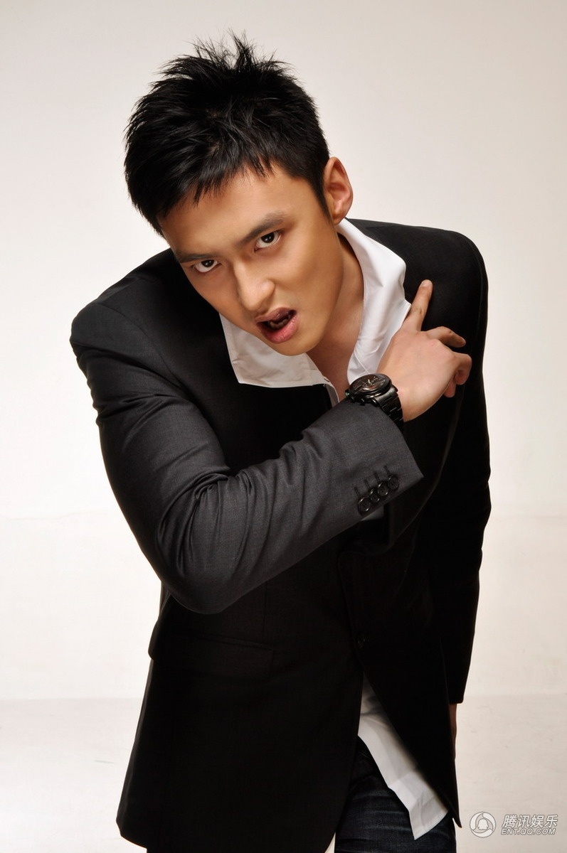 万沛鑫拍摄时尚写真 深情演绎"霸道"好男人