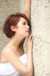 楊丞琳短發(fā)白裙新造型顯女人味 曬紅妝引領潮流