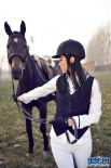 小斯琴高娃马场展英姿 帅气装扮精致与帅气并存