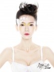 戚薇拍夏日白色纯净写真 无懈可击展现柔美
