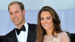 威廉王子夫妇出席慈善晚会 凯特淡紫深V礼服受瞩