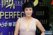 吳君如低胸代言吸金獲贈(zèng)比基尼 遭肌肉男熱吻