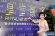 吳君如低胸代言吸金獲贈(zèng)比基尼 遭肌肉男熱吻