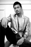 型男江洋黑白影像写真曝光 展现华丽中的沉静