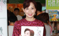 邝美云红色豹纹装高贵亮相书展 推新书教珠宝鉴赏